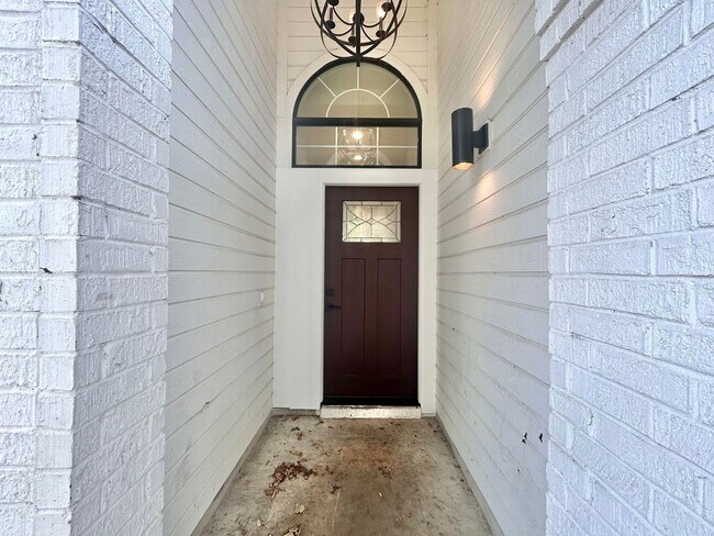 Building Photo - Beautiful 3/BR 2.5/BA Home with Modern Fin...