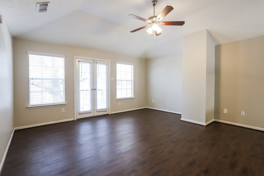 Building Photo - 15303 Goodman St