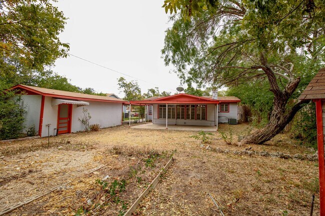 Building Photo - 1327 Vanderbilt St