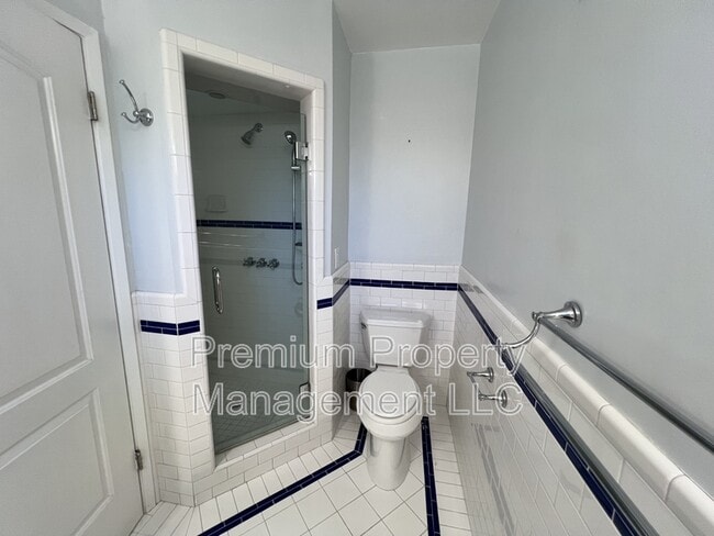 Building Photo - 2539 Drake St