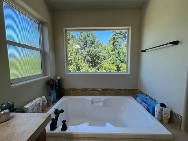 Building Photo - Beautiful 4Bd + 2Ba With Gorgeous Green Vi...