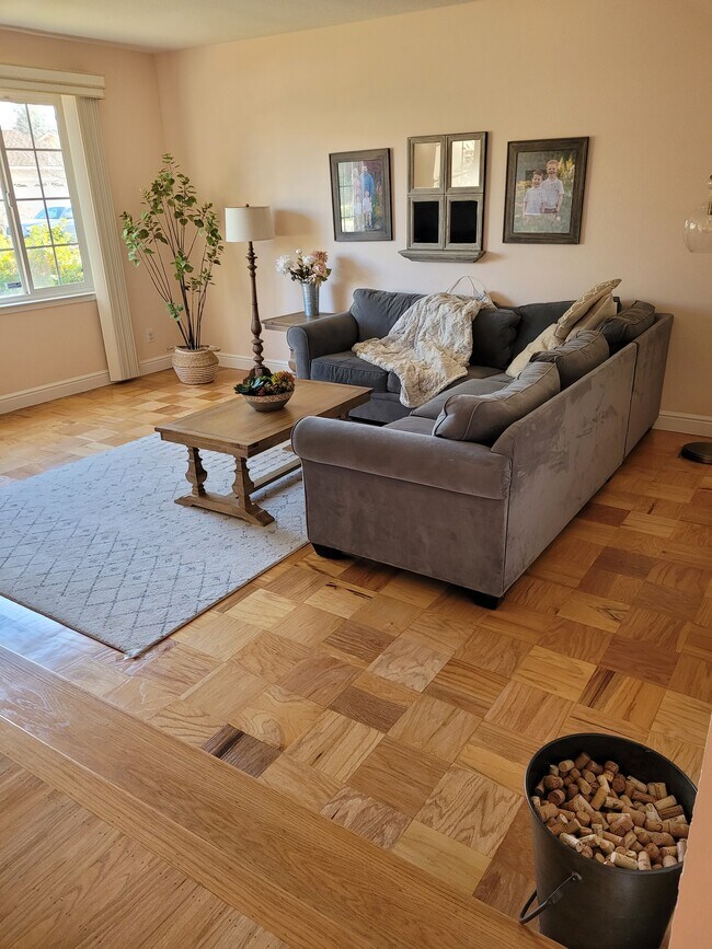 Building Photo - 6487 Hidden Creek Dr