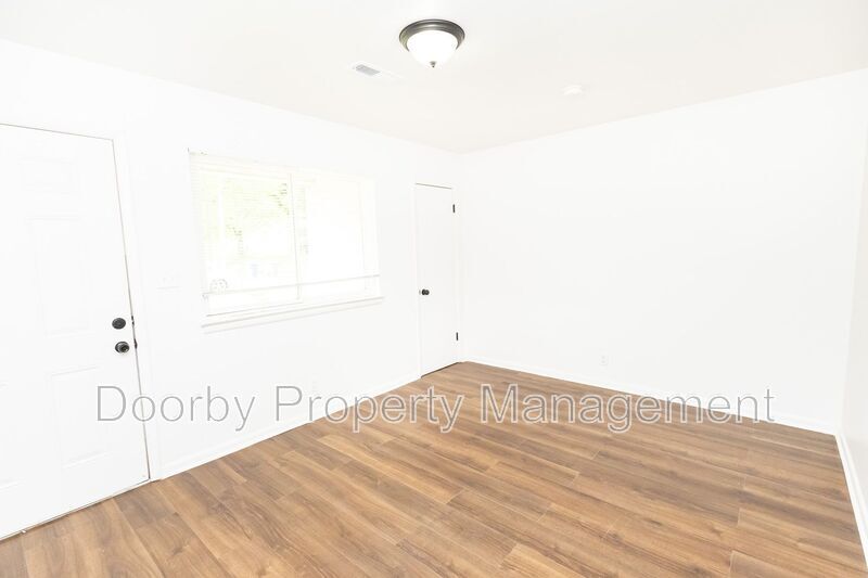 Building Photo - 2011 Milne St