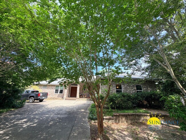 Building Photo - Beautiful Waterfront Property Near The Pallet Bar, Convenience Stores & Goofy Golf!