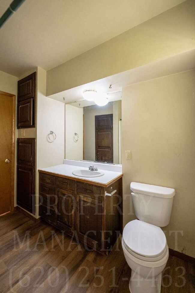 Building Photo - Charming 2 Bed, 1 Bath Duplex
