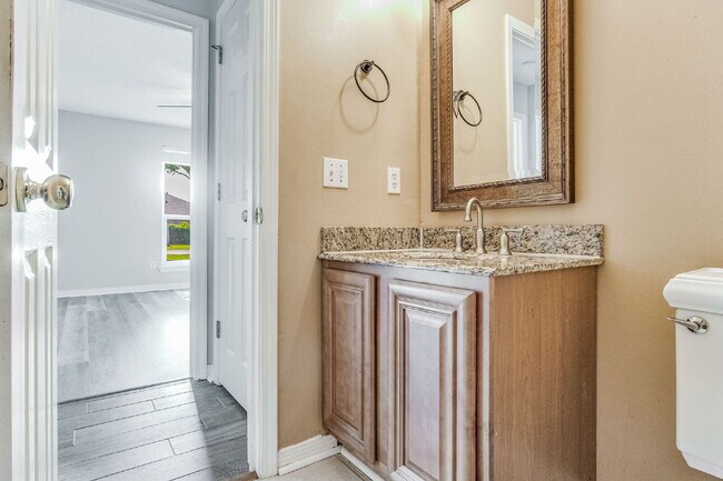 Building Photo - Welcome to your dream home! This stunning 4-bedroom, 3-bathroom residence is perfectly situated n...