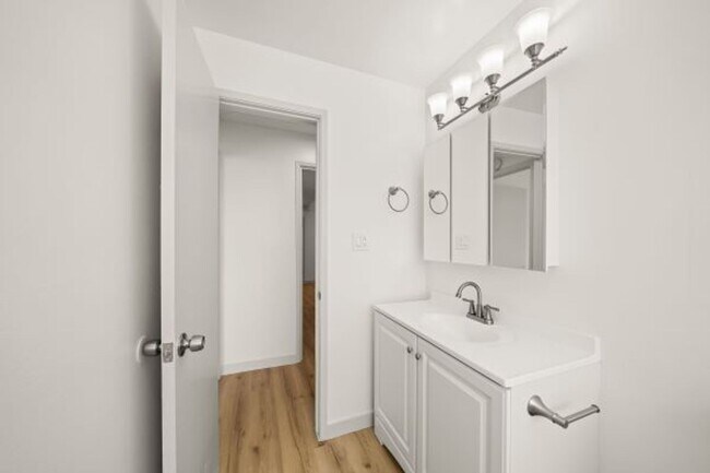 Interior Photo - 800 Linden Ave