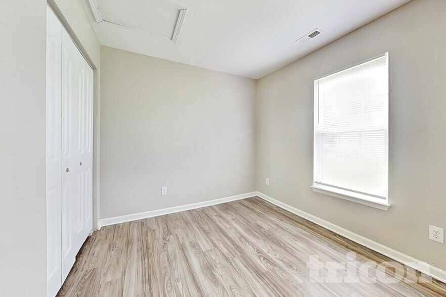 Building Photo - 10207 Green Hedge Ave