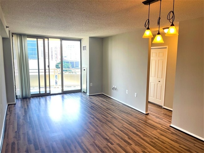 Building Photo - Large 2 Bedroom/1 Bath WITH PARKING