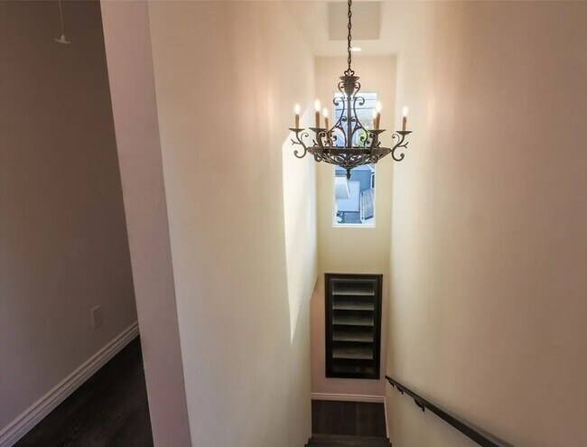 Building Photo - 3815 Laurel Canyon Blvd
