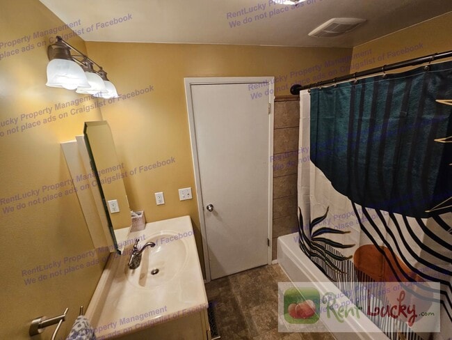 Building Photo - Charming 3BR/2BA Home with Spacious Layout...