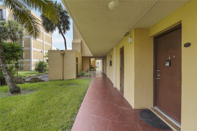 Building Photo - 9180 Fontainebleau Blvd