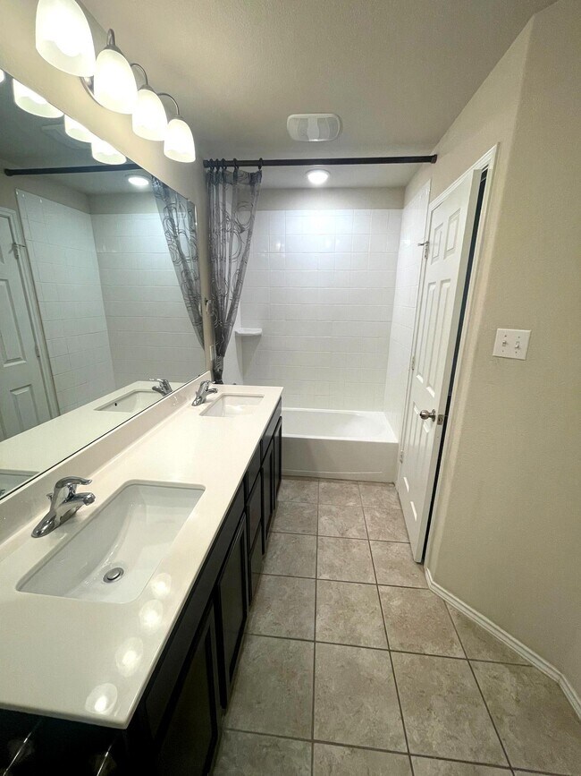 Building Photo - 263 Bainbridge Rd