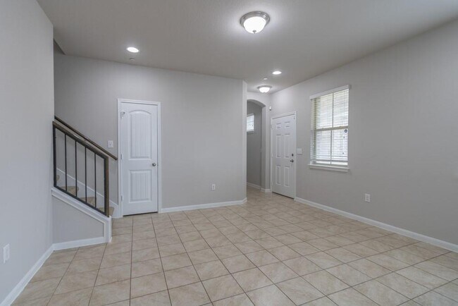 Building Photo - 2880 Donnell Dr