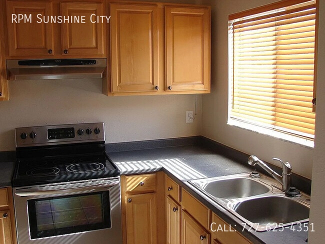 Building Photo - 1628 Pine St