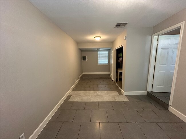 Building Photo - 9329 Chesterfield Dr