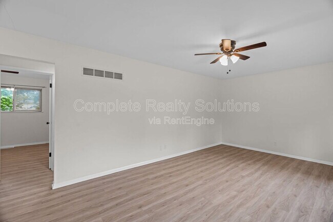 Building Photo - 560 Bardot Dr