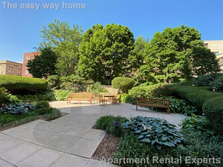 Building Photo - 931 Massachusetts Ave