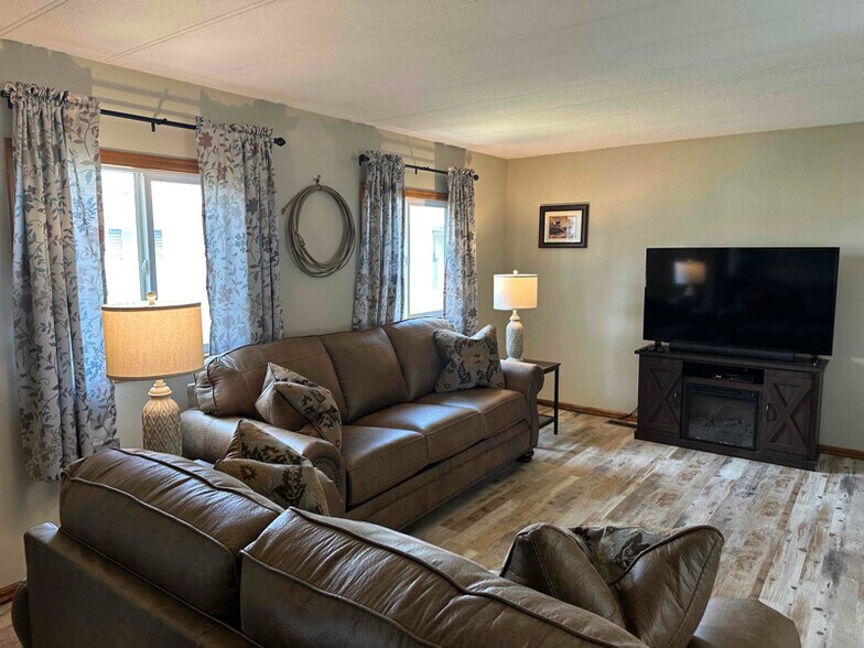 Building Photo - 712 SE Railroad Ave