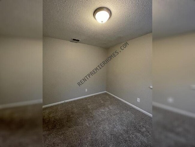 Building Photo - 7400 Debbie Dr