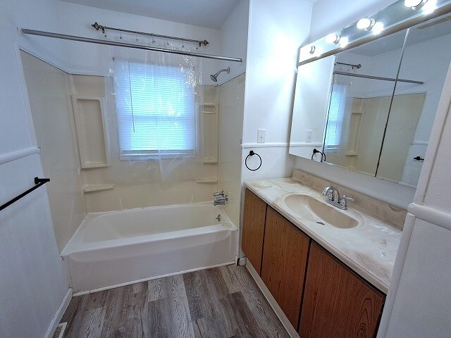 Building Photo - 220 Hunter Dr