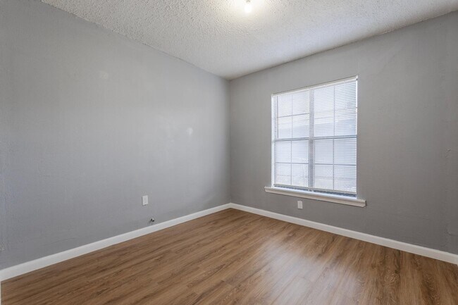 Building Photo - 875 Plainview Dr