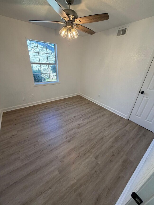 Building Photo - 8415 Glen Regal Dr