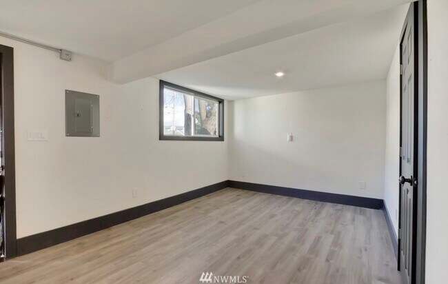 Building Photo - 1102 6th Ave SW