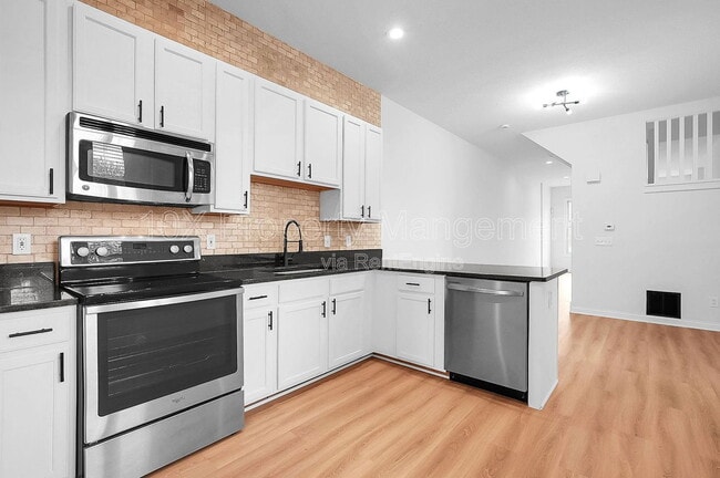 Building Photo - 1114 Summit St