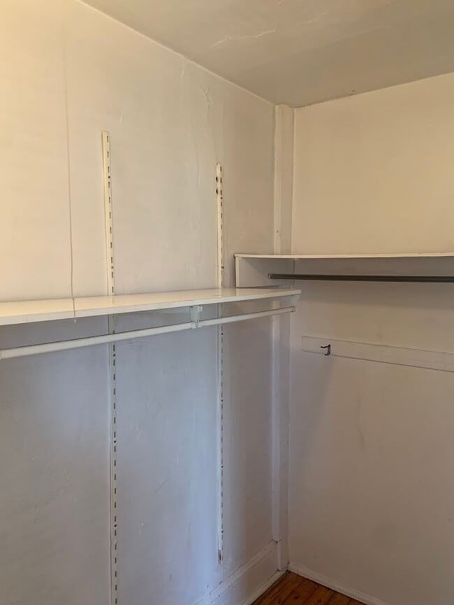 Building Photo - Spacious Two Story duplex on Walnut Street!