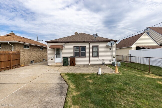 Building Photo - 1303 Dartmoor Ave