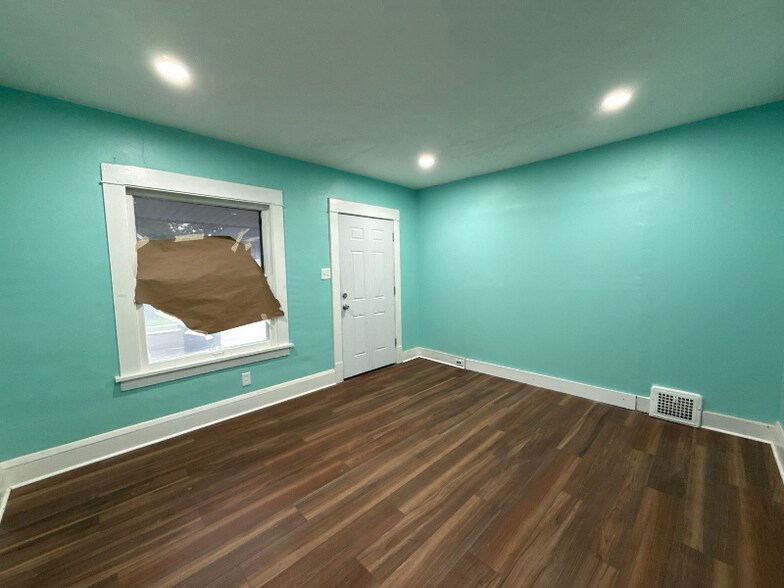 Building Photo - 4111 E 59th St