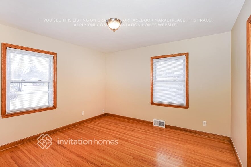 Building Photo - 1160 Kennard St N