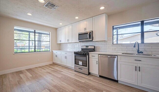 Building Photo - 5502 Hewitt Dr