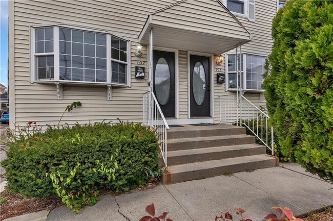 Building Photo - 107 Roosevelt St