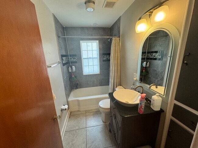 Mainfloor bathroom - 1112 William St