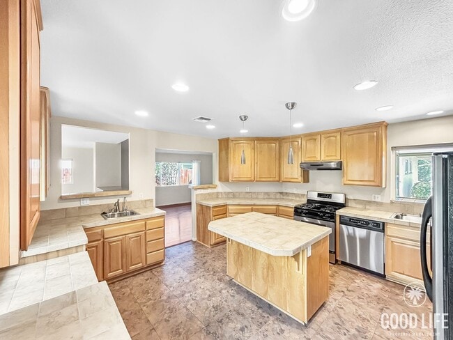 Building Photo - Beautiful 4BD/2BA W/ Large Backyard, AC, and Attached Garage in Clairemont!