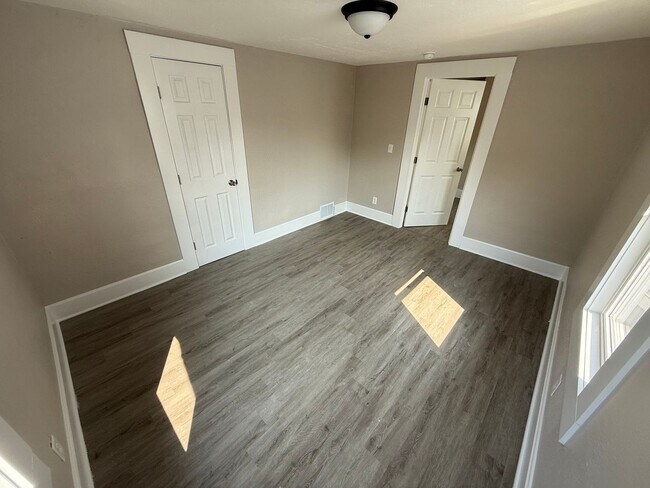 Building Photo - 1335-1335 W Mt Vernon St