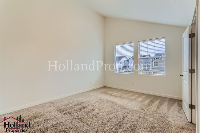 Building Photo - Gorgeous & Spacious Single-Home 3 beds 2.5 bath Available for you!