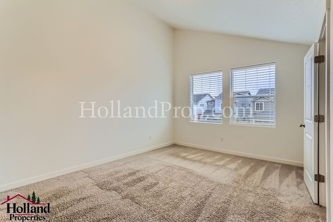 Building Photo - Gorgeous & Spacious Single-Home 3 beds 2.5 bath Available for you! NEW PRICE!