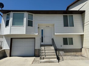 Building Photo - 3 bedroom, 1 bath unit. Newly Remodeled.