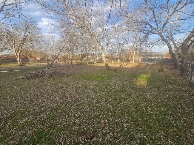 Building Photo - 1300 Hondo St