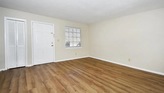 Building Photo - Well-maintained 2-bedroom, 1-bath upper level condo in Winston-Salem,