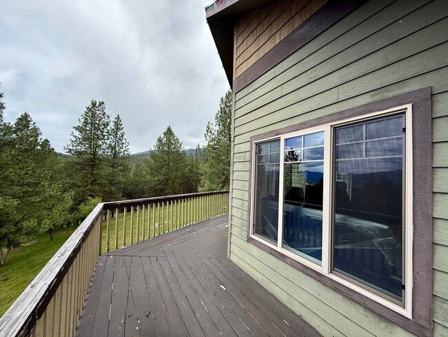Building Photo - Spacious 4 Bed 3.5 Bath Home in Frenchtown!