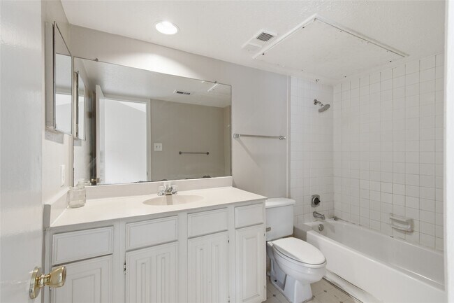 Building Photo - 2120 Wilcrest Dr