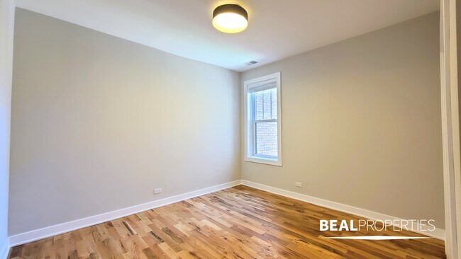 Building Photo - 654 W Wrightwood Ave