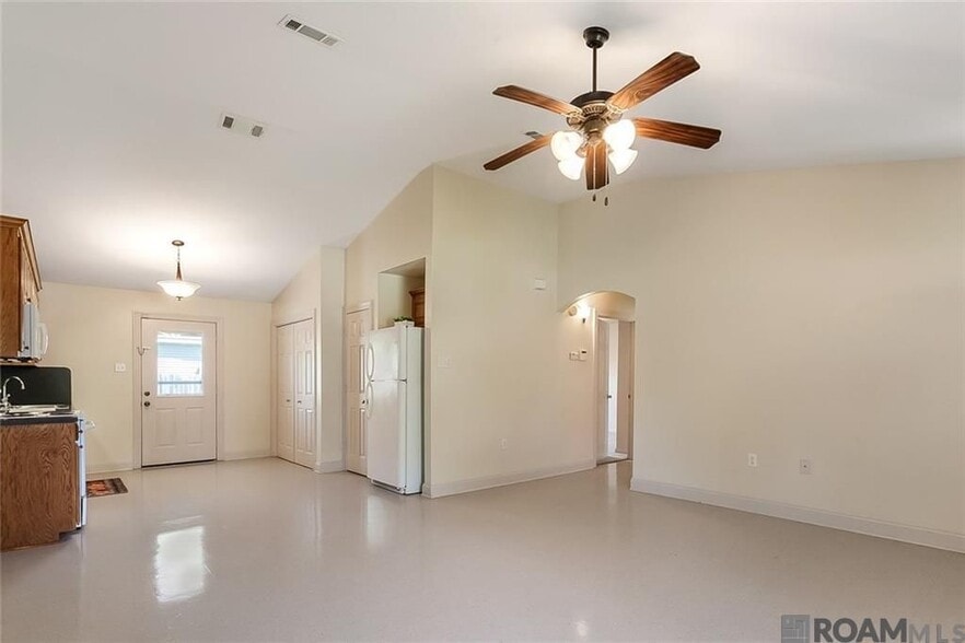 Building Photo - 412 E Beech St