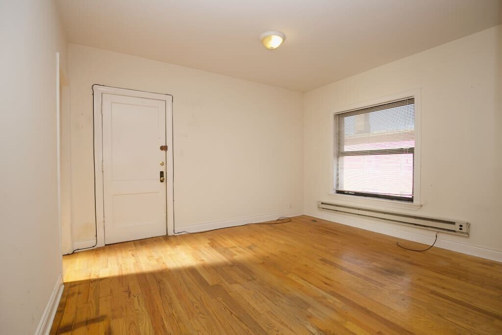 Building Photo - 830 W Waveland Ave