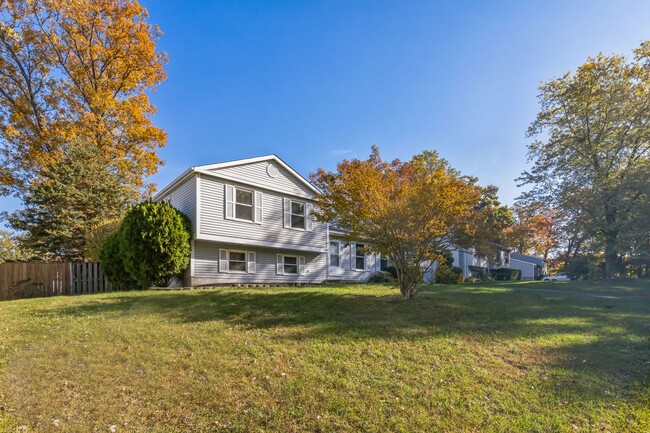 Building Photo - Bright and spacious 4Bd/2.5Bth haven located in a peaceful cul-de-sac!