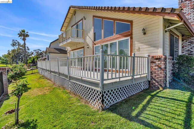 Building Photo - 5650 Edgeview Dr